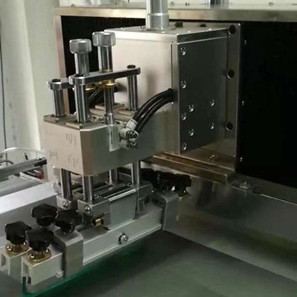 Печатающая головка для шелкографии, управляемая пневматическим цилиндром